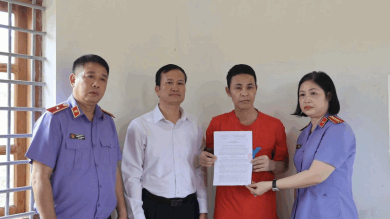 Vụ án “Gà lôi trắng”: Chưa rõ danh tính người bịt khẩu trang, chuyển tiền mua gà